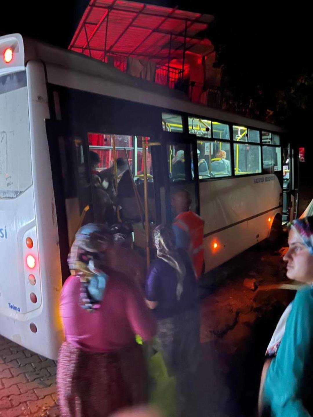 Antalya da orman yangını rüzgarın etkisiyle yayılıyor! Gazipaşa da bir mahalle boşaltıldı 3