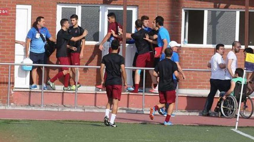 Fenerbah&ccedil;eli taraftarlar Trabzonsporlu futbolculara saldırdı