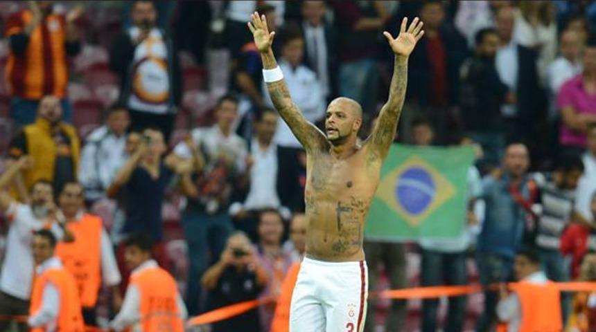 Melo krizi! Biz ıslıklanıyoruz, o &uuml;&ccedil;l&uuml; &ccedil;ektiriyor