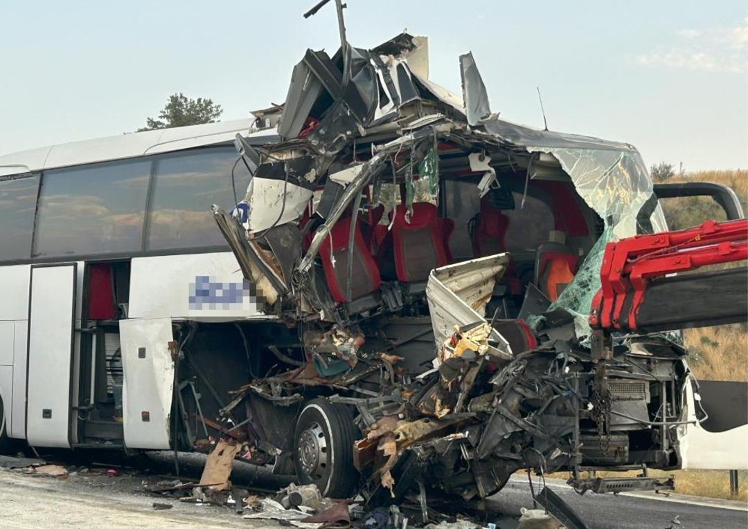 Mersin de feci kaza! Yolcu otobüsü tıra arkadan çarptı: Çok sayıda yaralı var 1