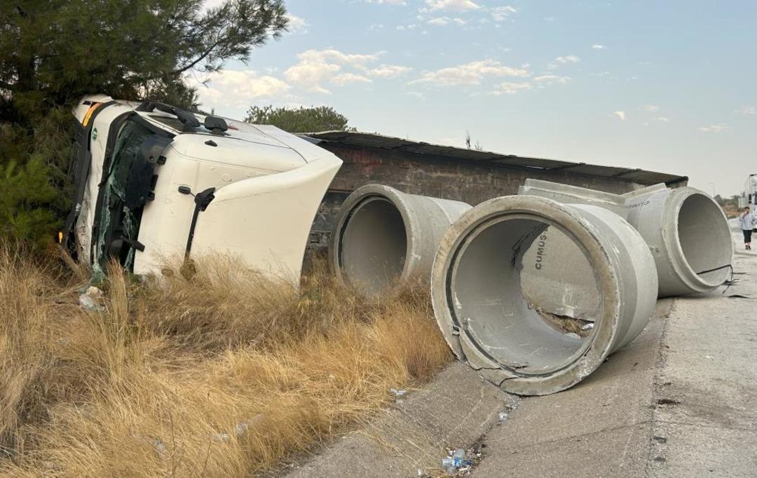 Mersin de feci kaza! Yolcu otobüsü tıra arkadan çarptı: Çok sayıda yaralı var 2