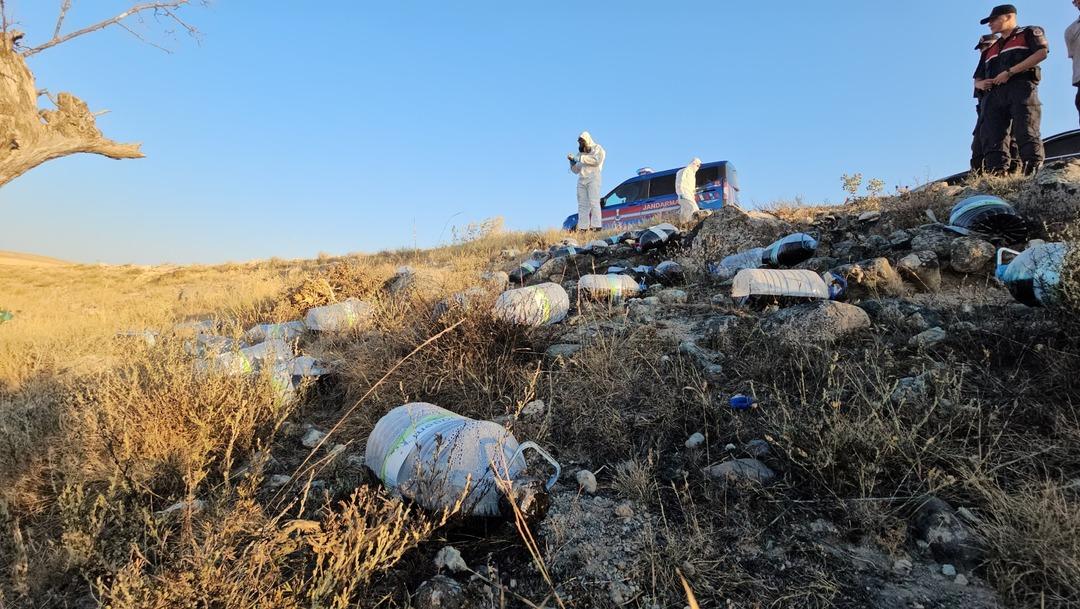 Boş arazide onlarca bidon bulundu! İçindeki siyah sıvı tedirgin etti! Gizemi çözüldü 1