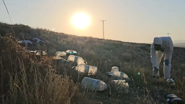 Boş arazide onlarca bidon bulundu! İçindeki siyah sıvı tedirgin etti! Gizemi çözüldü