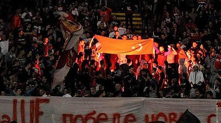 T&uuml;rk bayrağı yaktılar, Fener'e k&uuml;frettiler