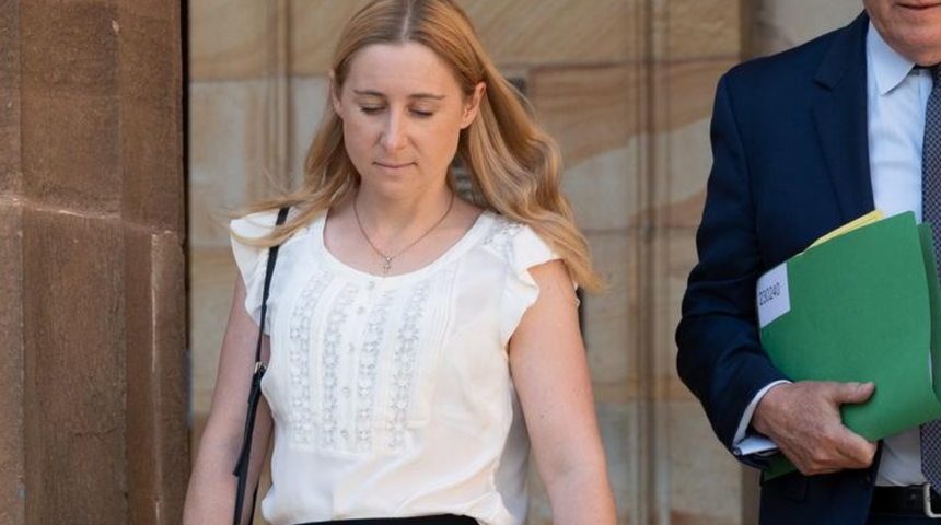 Kadın öğretmen genç kızla fotoğraf kabininde öpüştü! Müstehcen fotoğrafı mahkemede ortaya çıktı! İnkar etse de yargılanıyor... 