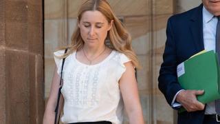 Kadın öğretmen genç kızla fotoğraf kabininde öpüştü! Müstehcen fotoğrafı mahkemede ortaya çıktı! İnkar etse de yargılanıyor... 