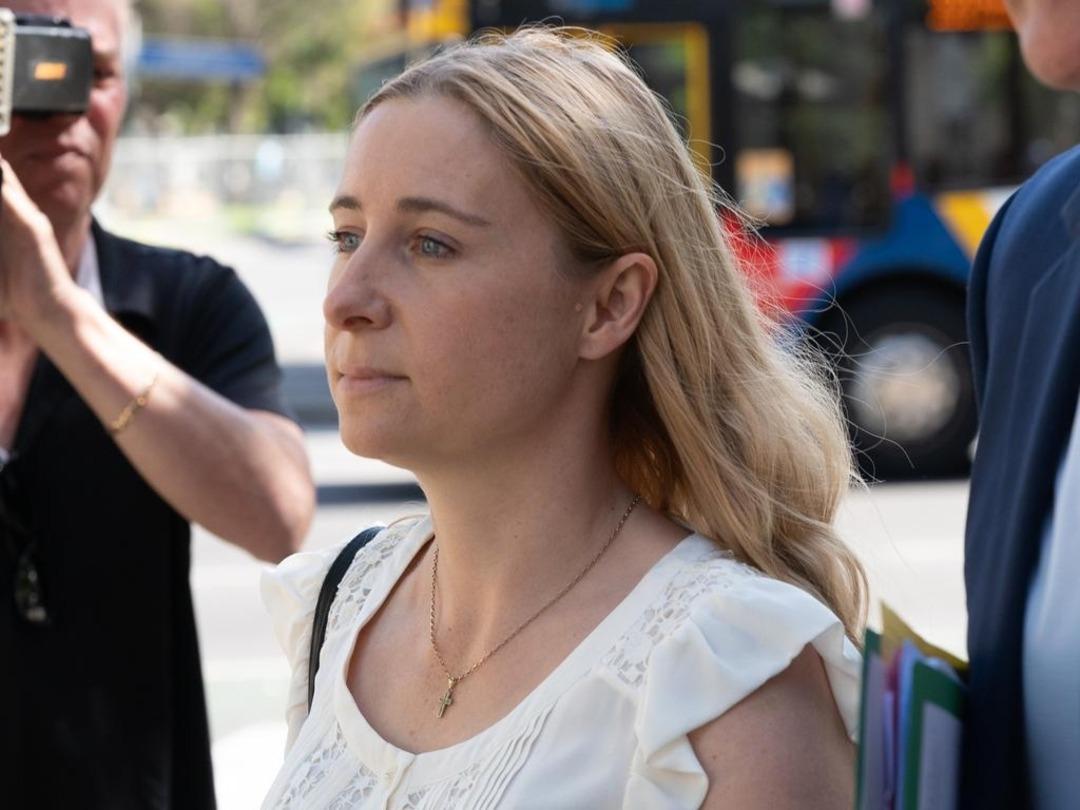 Kadın öğretmen genç kızla fotoğraf kabininde öpüştü! Müstehcen fotoğrafı mahkemede ortaya çıktı! İnkar etse de yargılanıyor...  3