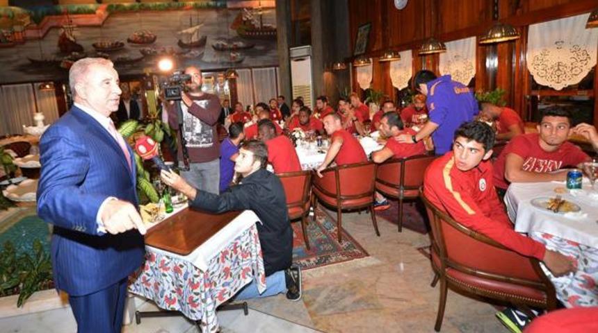 &Uuml;nal Aysal: Bu bir veda yemeği değil