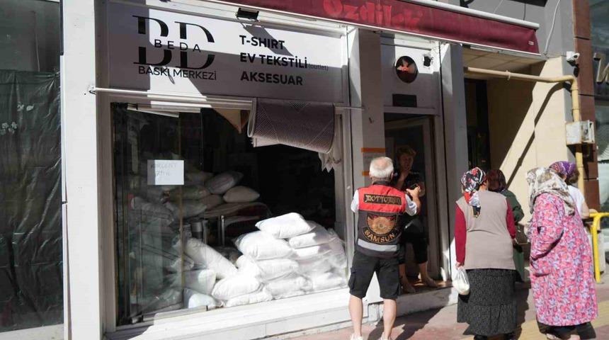 Tekstil mağazasındaki yangın, faciaya dönüşmeden söndürüldü