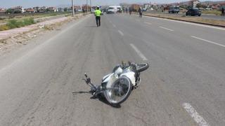 Ehliyetsiz sürücü, 'dur' ihtarına uymadı, motosikleti ile polise çarptı