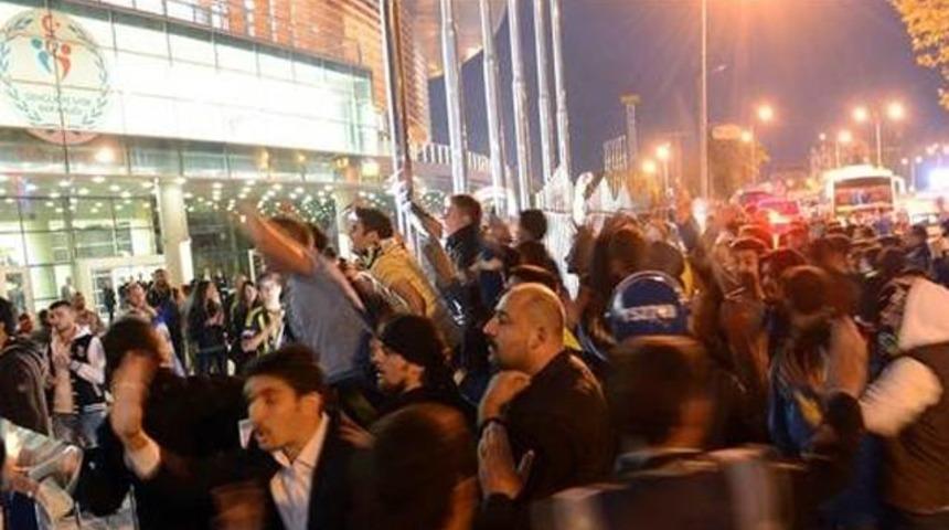 Trib&uuml;nde AKP - Karşıyaka kavgası