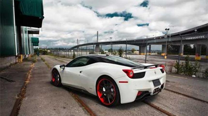 Ferrari'sini &ccedil;aldıran futbolcu!