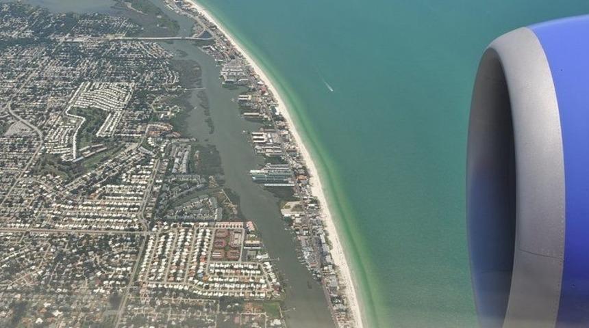 Havada korku dolu anlar! Başka bir uçağa çarpmamak için düşüşe geçti! Yolcular yerlerinden fırladı, yaralılar var! 