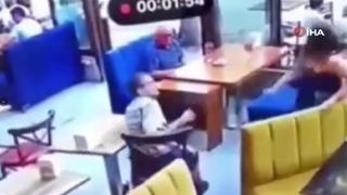 Kendini bilmez müşteri kadın garsona tokat attı! Dersini hiç beklemediği şekilde aldı