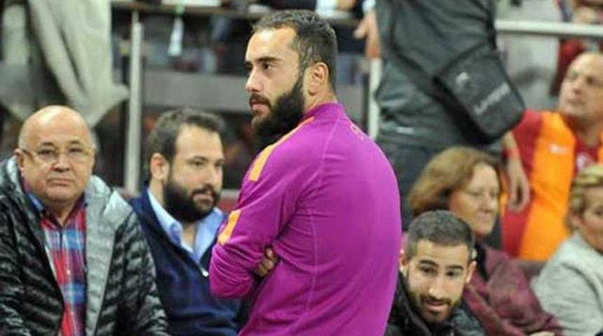 Olcan Adın sırtını döndü