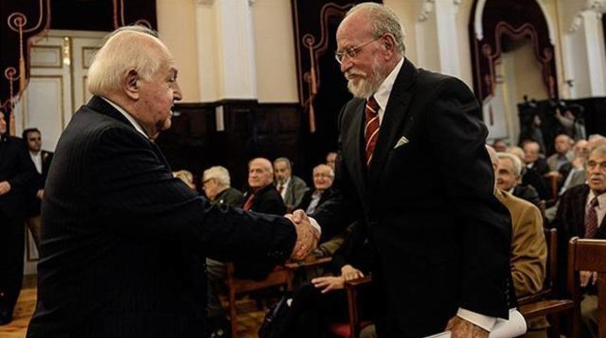 Galatasaray'da başkan adayı salonu terk etti