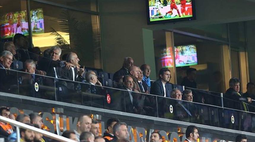 Aziz Yıldırım soyunma odasına indi ve...