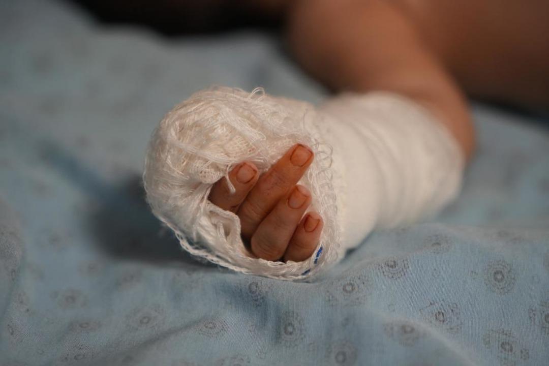 Hastanede skandal: Makasla 3 aylık bebeğin parmağını kesti! 2