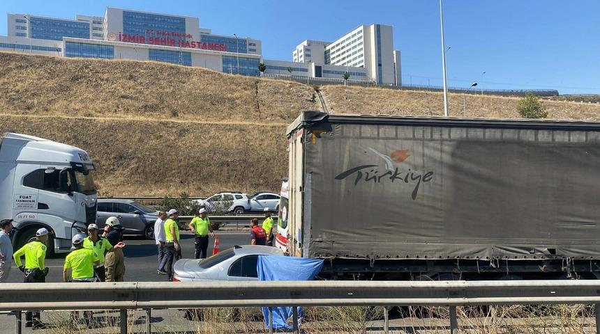 İzmir’de otomobil, TIR’a çarptı: 1 ölü, 1 yaralı