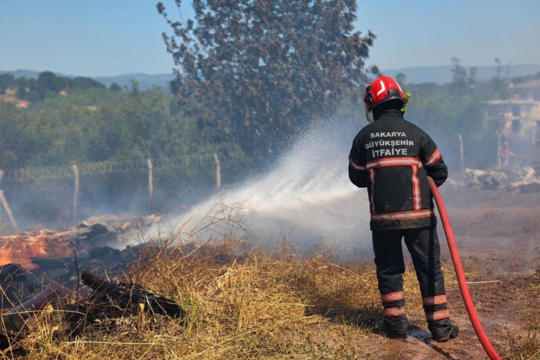 Sakarya’da 3 farklı noktada çıkan yangınlar kontrol altına alındı 1