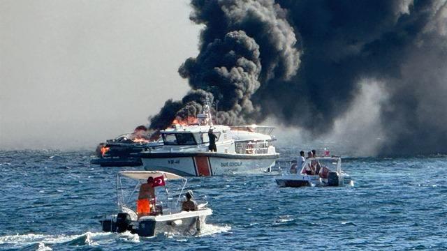 Denizde korku dolu dakikalar: Erdek açıklarında lüks yat alev alev yandı
