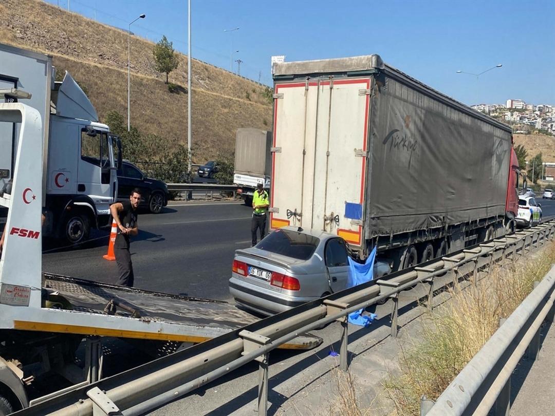 İzmir’de otomobil, TIR’a çarptı: 1 ölü, 1 yaralı 1
