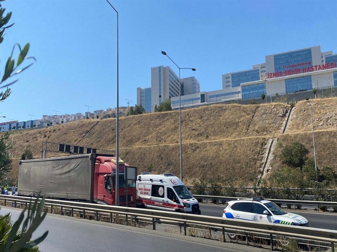 İzmir’de otomobil, TIR’a çarptı: 1 ölü, 1 yaralı 2