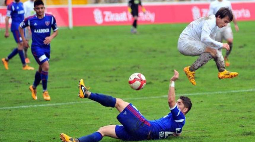 Karab&uuml;k penaltılarla grupta