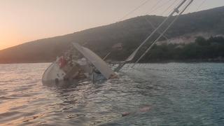 Bodrum'da kayalıklara çarptıktan sonra yan yatan teknedeki 5 kişi kurtarıldı