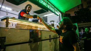 Vefat eden ünlü şarkıcı ve söz yazarı Ozzy Osbourne için Adana'da lokma dağıtıldı