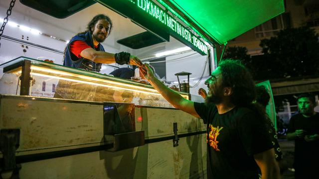 Vefat eden ünlü şarkıcı ve söz yazarı Ozzy Osbourne için Adana'da lokma dağıtıldı