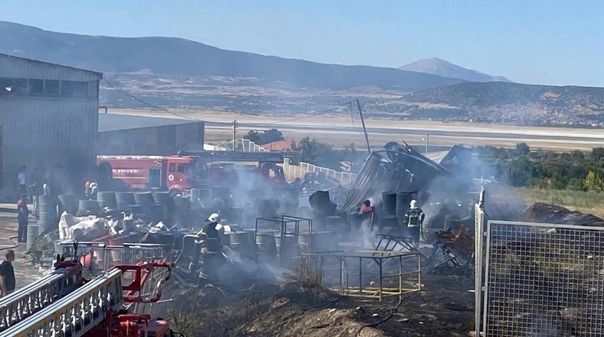 Fabrika deposunda çıkan yangında 2 işçi dumandan etkilendi