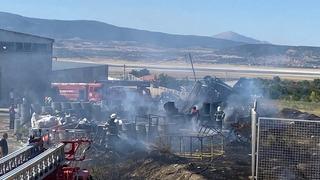 Fabrika deposunda çıkan yangında 2 işçi dumandan etkilendi