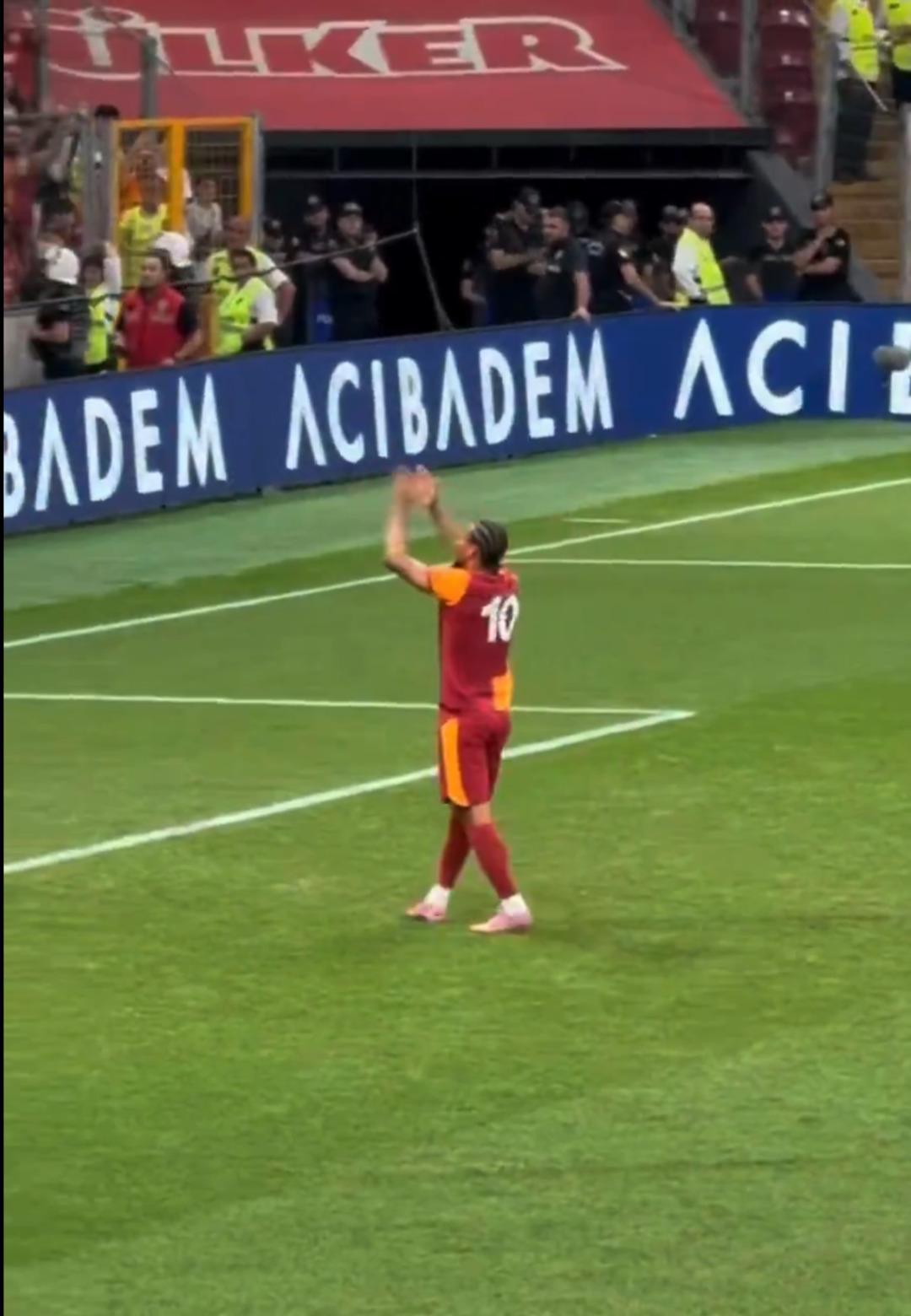 Galatasaray da Starsbourg maçında ilk kez oyuna giren Leroy Sane alkışlarla karşılandı! 3