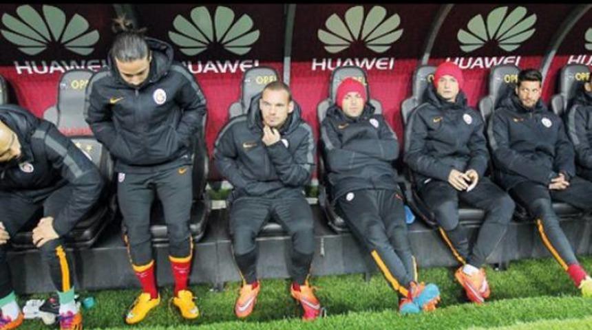 Sneijder'i kim yedek bıraktı?