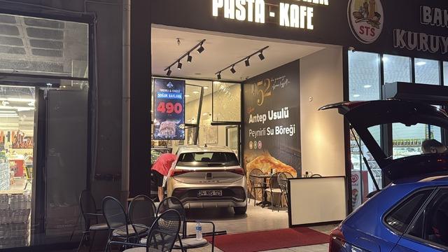 Yer: İstanbul! Kontrolden çıkan elektrikli araç pastaneye girdi