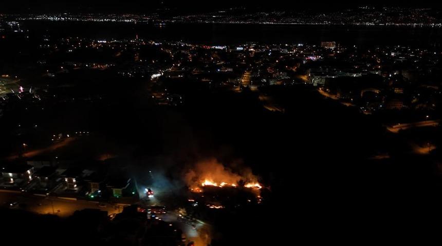 Kocaeli Başiskele’de çalılık alanda çıkan yangın geceyi aydınlattı