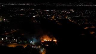 Kocaeli Başiskele’de çalılık alanda çıkan yangın geceyi aydınlattı