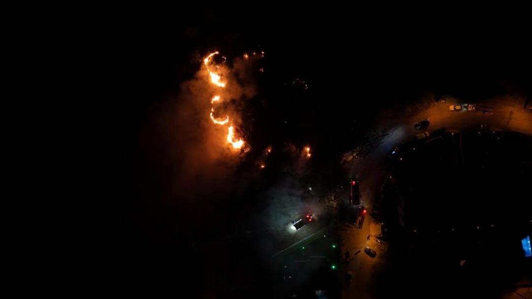 Kocaeli Başiskele’de çalılık alanda çıkan yangın geceyi aydınlattı 1