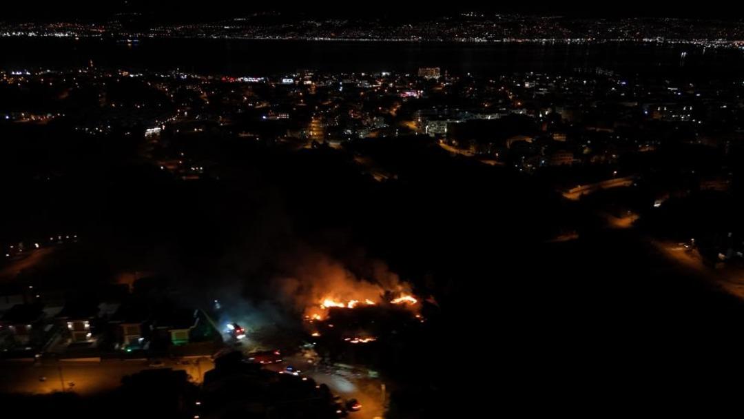 Kocaeli Başiskele’de çalılık alanda çıkan yangın geceyi aydınlattı 2