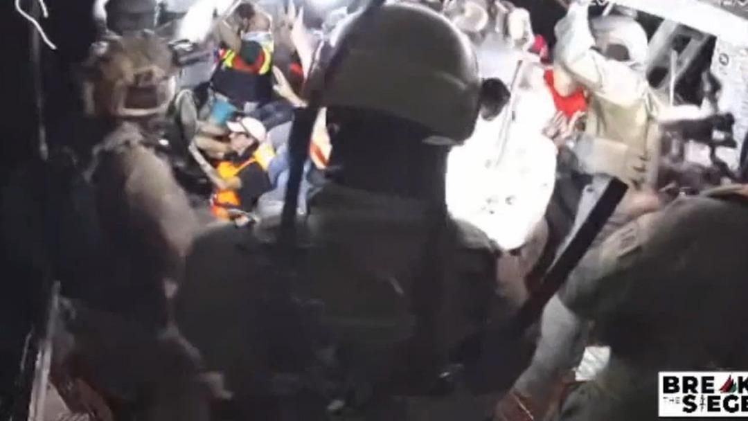 Dünya bu görüntüleri konuşuyor! İsrail ordusu, Gazze Şeridi ne insani yardım götüren Hanzala gemisine müdahale etti! Askerler gemiye çıktı 1