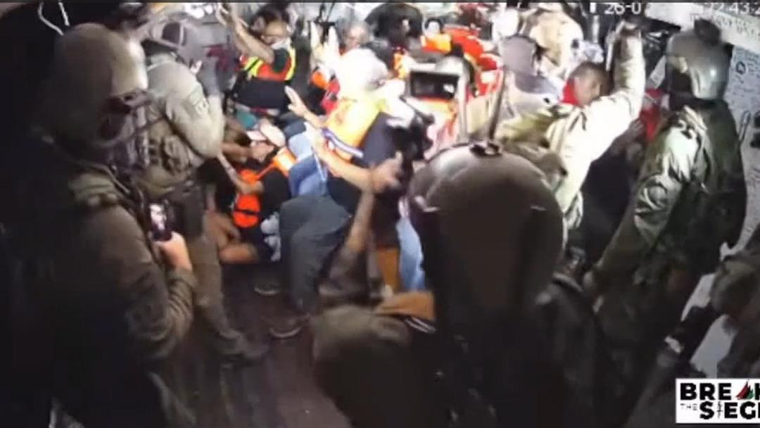 Dünya bu görüntüleri konuşuyor! İsrail ordusu, Gazze Şeridi ne insani yardım götüren Hanzala gemisine müdahale etti! Askerler gemiye çıktı 3