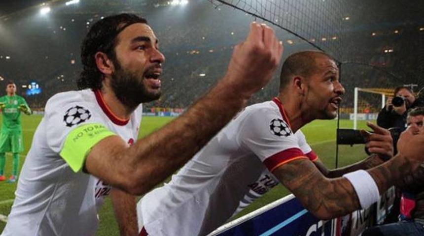 Taraftardan futbolculara: "Sizin y&uuml;z&uuml;n&uuml;zden yakıyoruz"