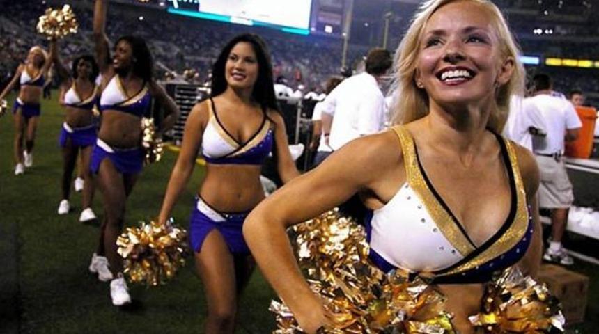 Ponpon kız Molly Shattuck tecav&uuml;zden yakalandı