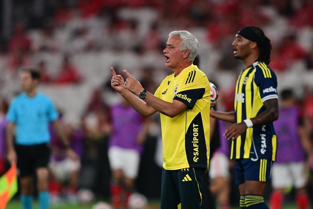 Jose Mourinho transferlerin gelmemesine dayanamadı! Maç sonunda Ali Koç a açık açık mesaj gönderdi 1