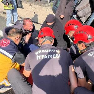 İtfaiye araçta sıkışan 5 kişiyi çıkardı