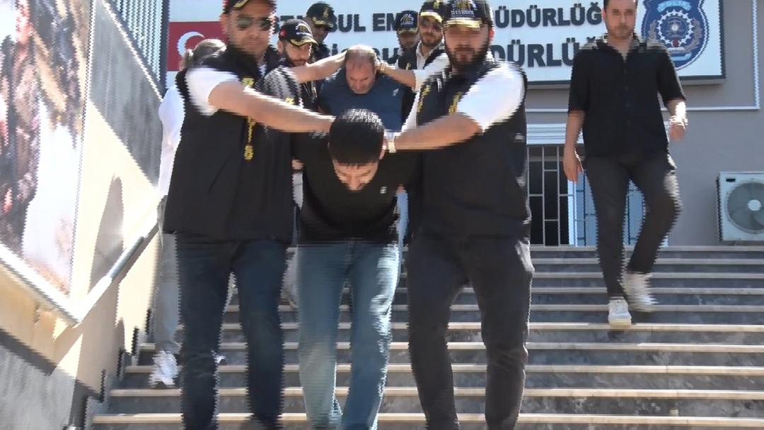 1200xauto Yer: Ataşehir... Kalaşnikofu çıkarıp oto galeriye kurşun yağdırdı! O anlar kamerada