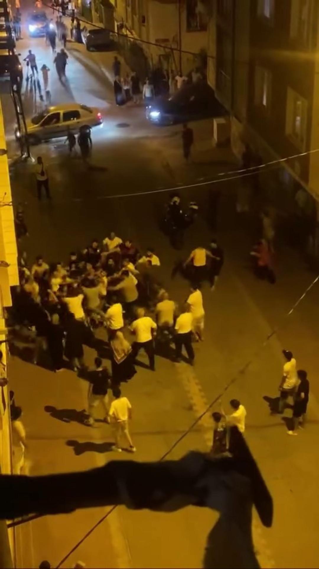 1200xauto Komşusunu motosiklet kaskıyla dövdü! İstanbul'da iki aile birbirine girdi, sokak savaş alanına döndü