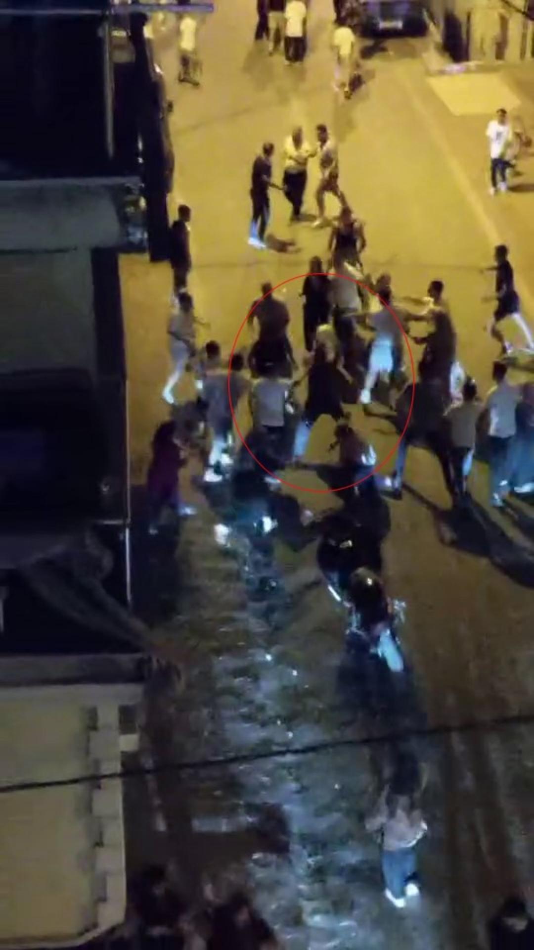 1200xauto Komşusunu motosiklet kaskıyla dövdü! İstanbul'da iki aile birbirine girdi, sokak savaş alanına döndü