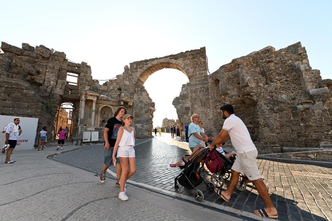 Antalya bir günde 104.359 yabancı ziyaretçiyle tüm zamanların rekorunu kırdı 3